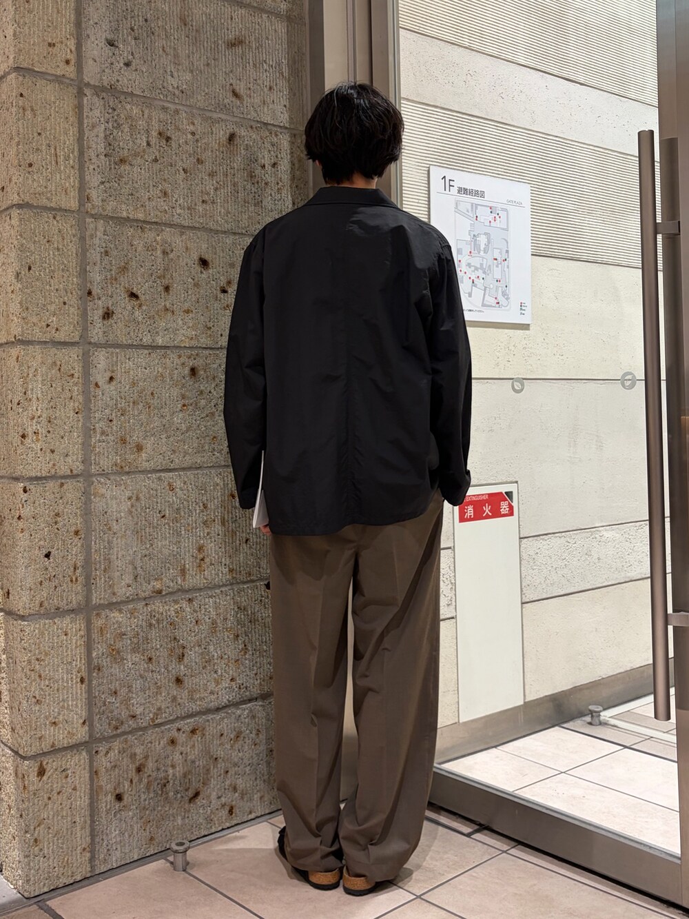 ブラック系のサンダル、ブルー系のTシャツ/カットソー、ブラック系のその他アウターを着用したメンズの春コーディネートの3枚目の写真