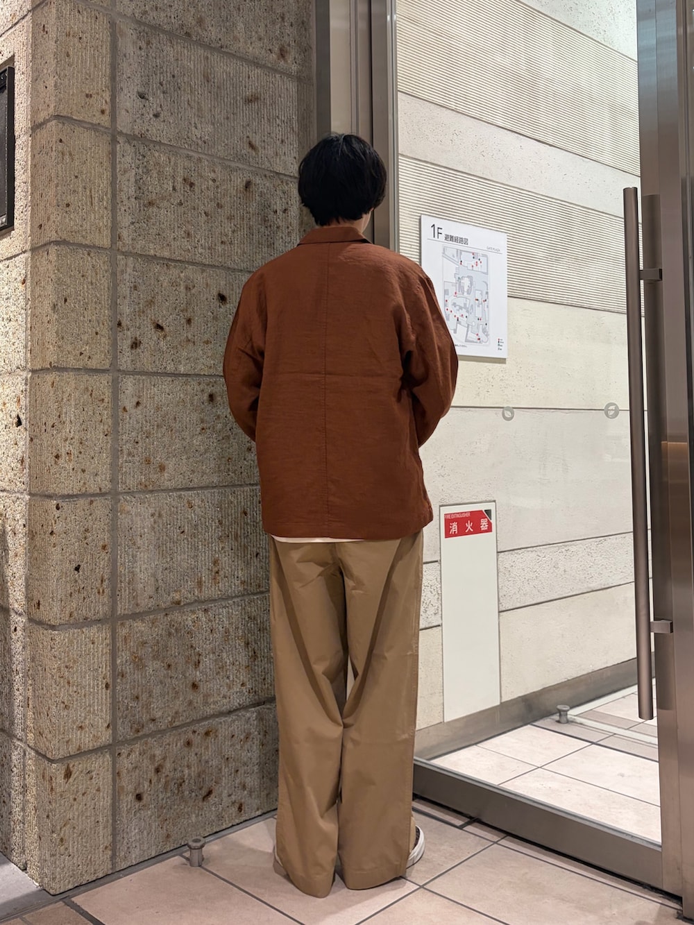 ブラウン系のその他アウター、ブラウン系のスニーカー、ベージュ系のTシャツ/カットソーを着用したメンズの春コーディネートの5枚目の写真