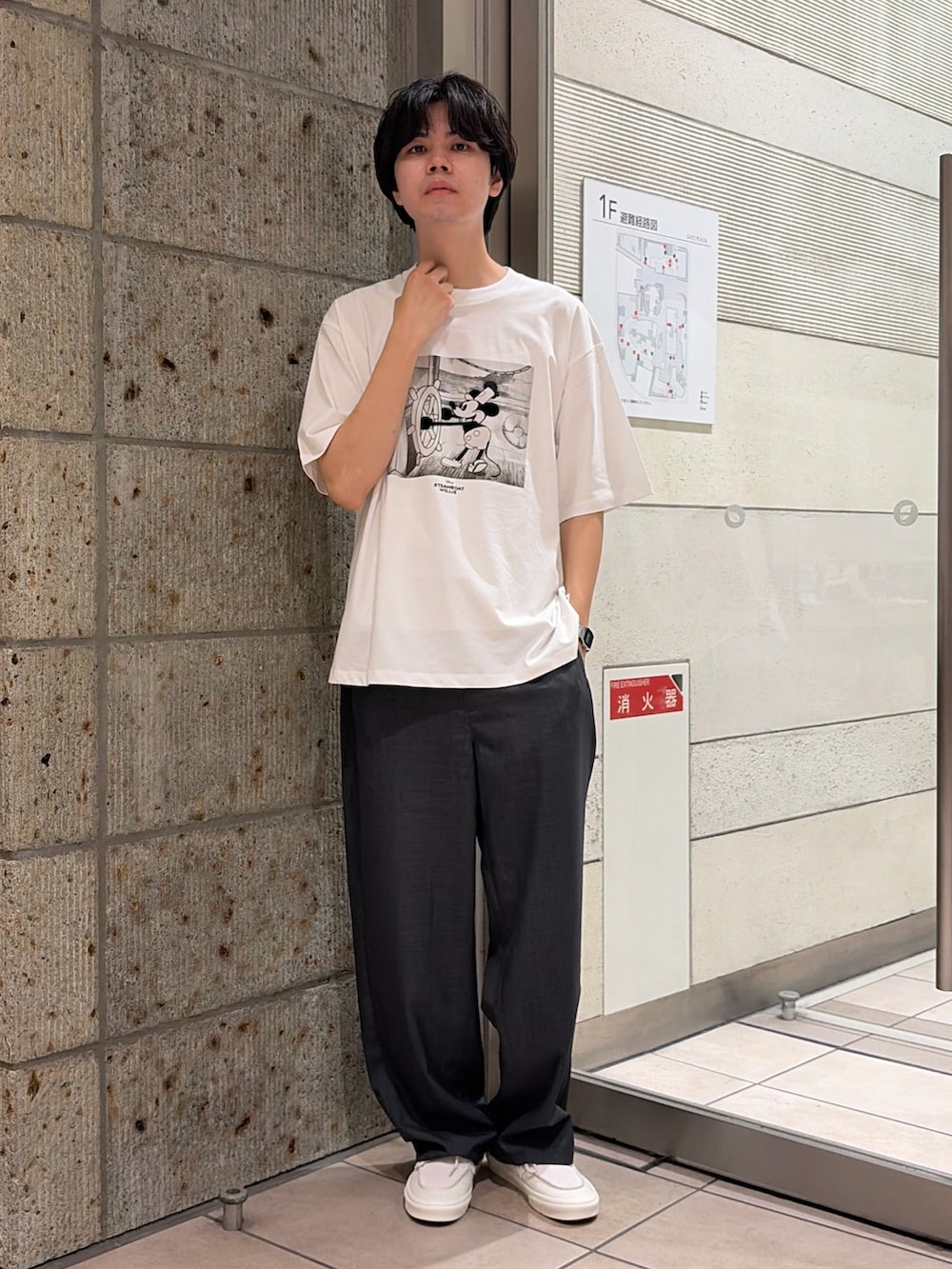 ホワイト系のTシャツ/カットソー、グレー系のその他パンツ、ホワイト系のスニーカーを着用したメンズの夏コーディネートの2枚目の写真