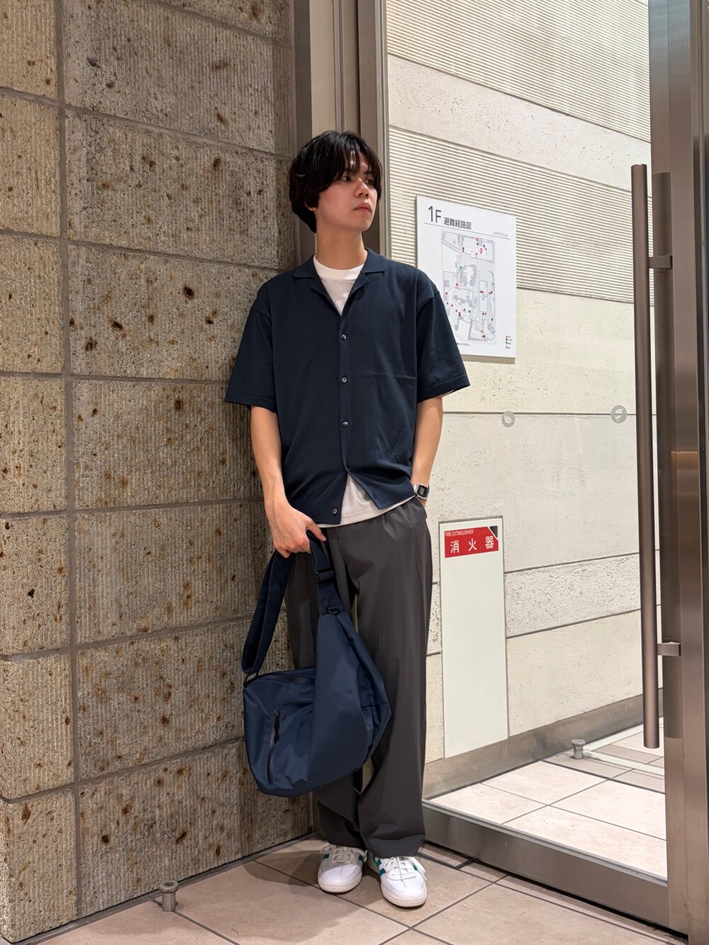 ブルー系のカーディガン/ボレロ、ホワイト系のTシャツ/カットソー、ブルー系のショルダーバッグを着用したメンズの春コーディネートの3枚目の写真
