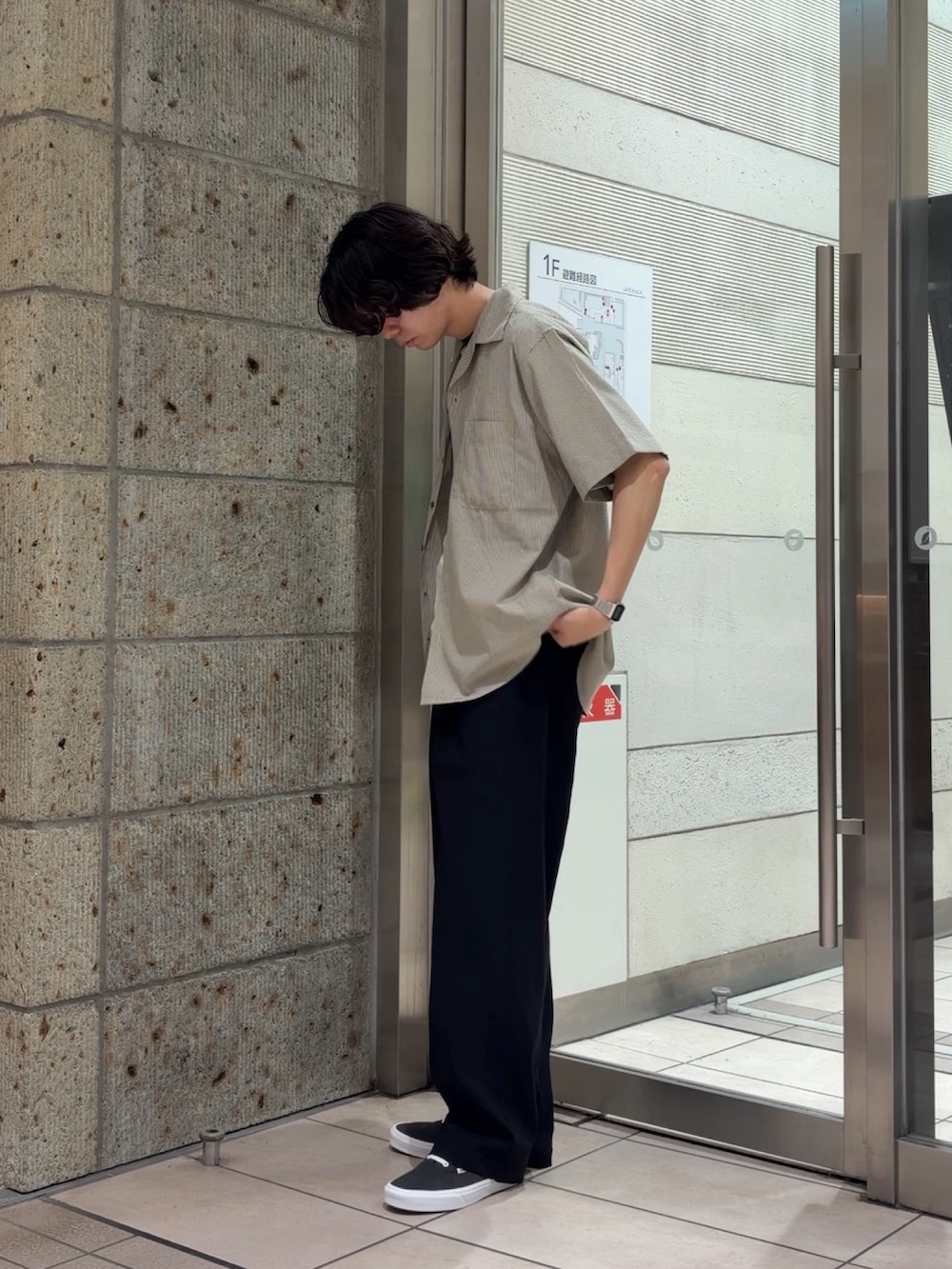 ベージュ系のシャツ/ブラウス、グレー系のTシャツ/カットソー、ブラック系のその他パンツを着用したメンズの夏コーディネートの2枚目の写真