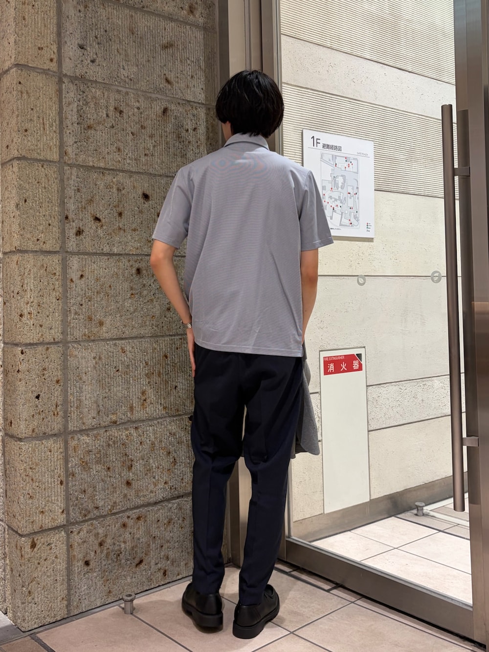 グレー系のシャツ/ブラウス、グレー系のその他アウター、ブルー系のスーツパンツを着用したメンズの春コーディネートの8枚目の写真