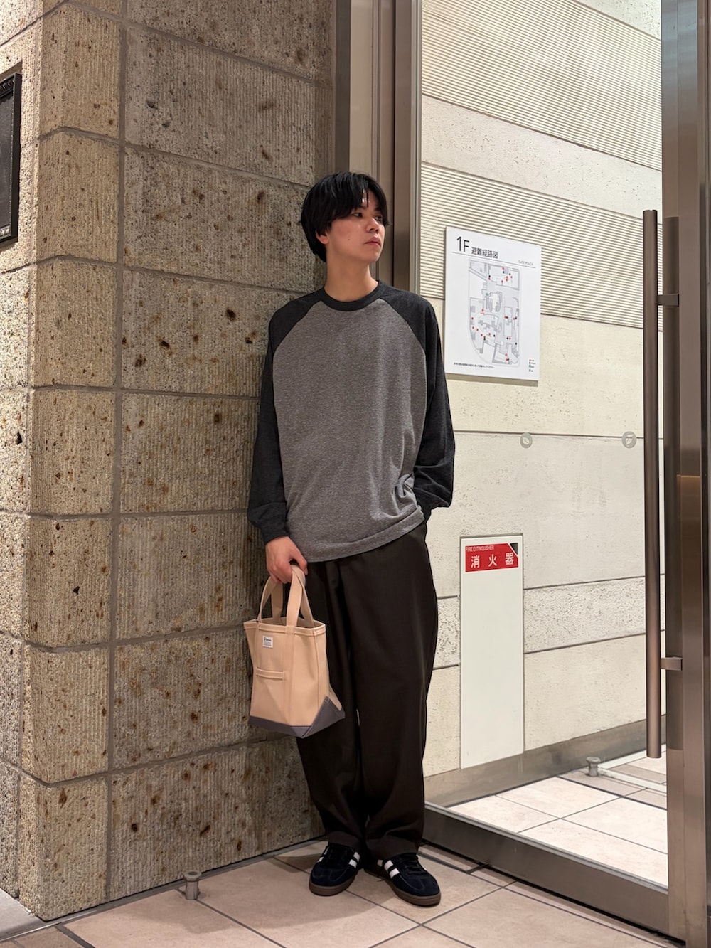 グレー系のTシャツ/カットソー、ブラウン系のその他パンツ、ブラック系のスニーカーを着用したメンズの春コーディネートの2枚目の写真