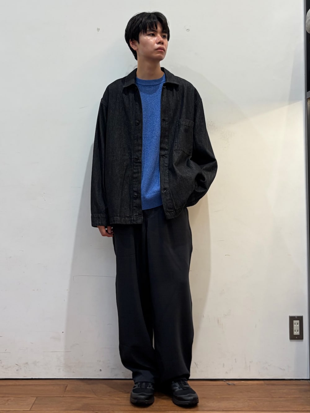 ブルー系のその他パンツ、ブルー系のニット/セーター、ブラック系のデニムジャケットを着用したメンズの秋コーディネートの2枚目の写真