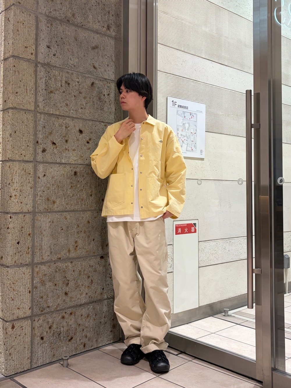 ホワイト系のTシャツ/カットソー、ホワイト系のその他パンツ、ブラック系のサンダルを着用したメンズの春コーディネートの3枚目の写真