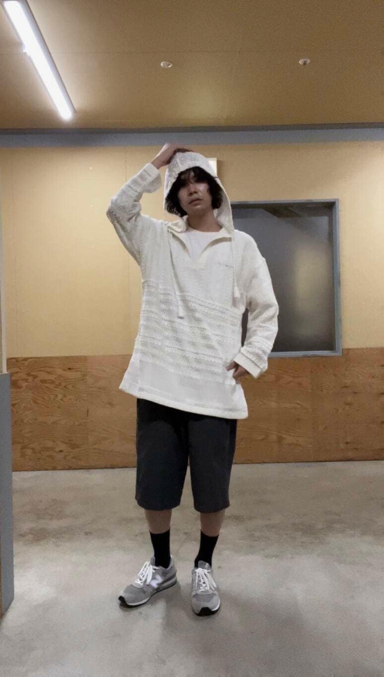 ホワイト系のTシャツ/カットソーを着用したメンズの夏コーディネートの5枚目の写真