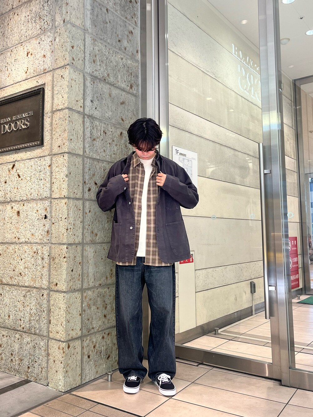 ホワイト系のTシャツ/カットソー、ブラック系のスニーカー、その他のシャツ/ブラウスを着用したメンズの秋コーディネートの4枚目の写真