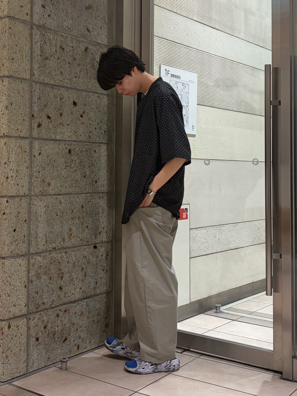 ブラック系のシャツ/ブラウス、ホワイト系のTシャツ/カットソー、グレー系のその他パンツを着用したメンズの夏コーディネートの2枚目の写真