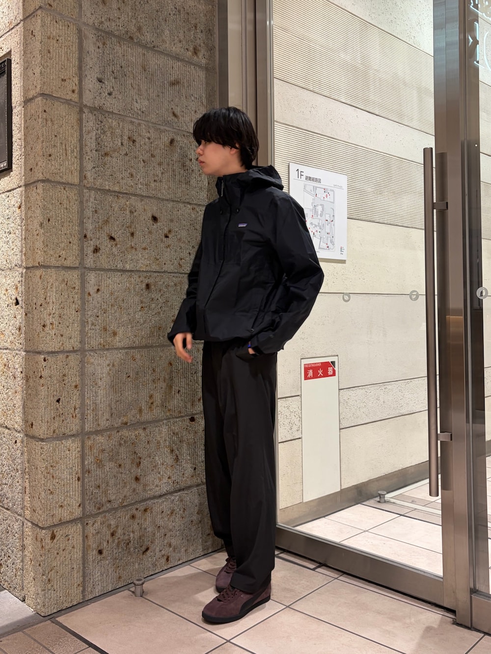 ブラック系のテーラードジャケット、ベージュ系のTシャツ/カットソー、ブラック系のその他パンツを着用したメンズの春コーディネートの6枚目の写真