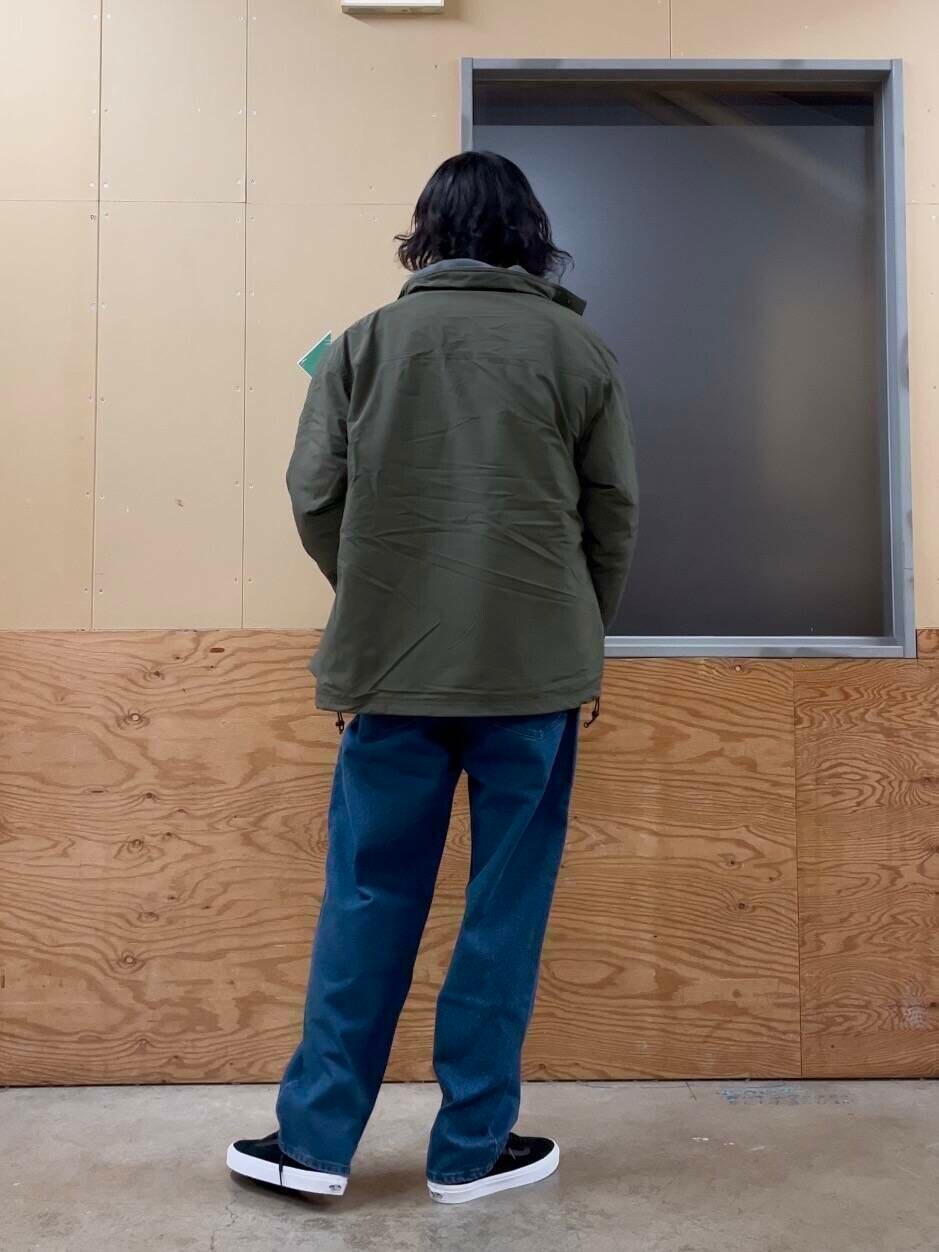 ブルー系のデニムパンツ、イエロー系のカーディガン/ボレロ、グリーン系のブルゾンを着用したメンズの冬コーディネートの3枚目の写真