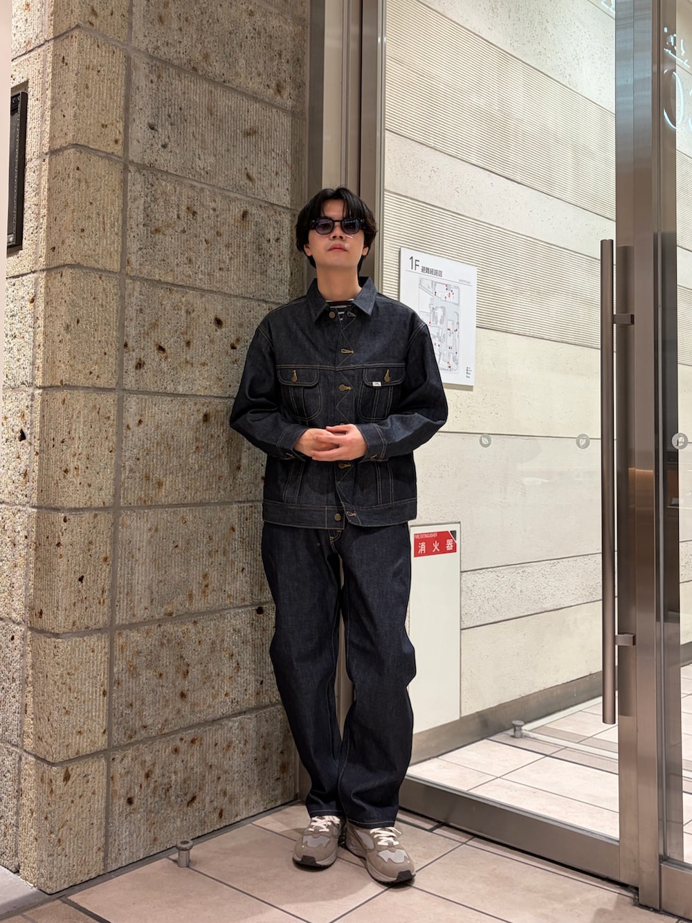 ブルー系のデニムパンツ、ブルー系のデニムジャケット、グレー系のTシャツ/カットソーを着用したメンズの冬コーディネートの3枚目の写真