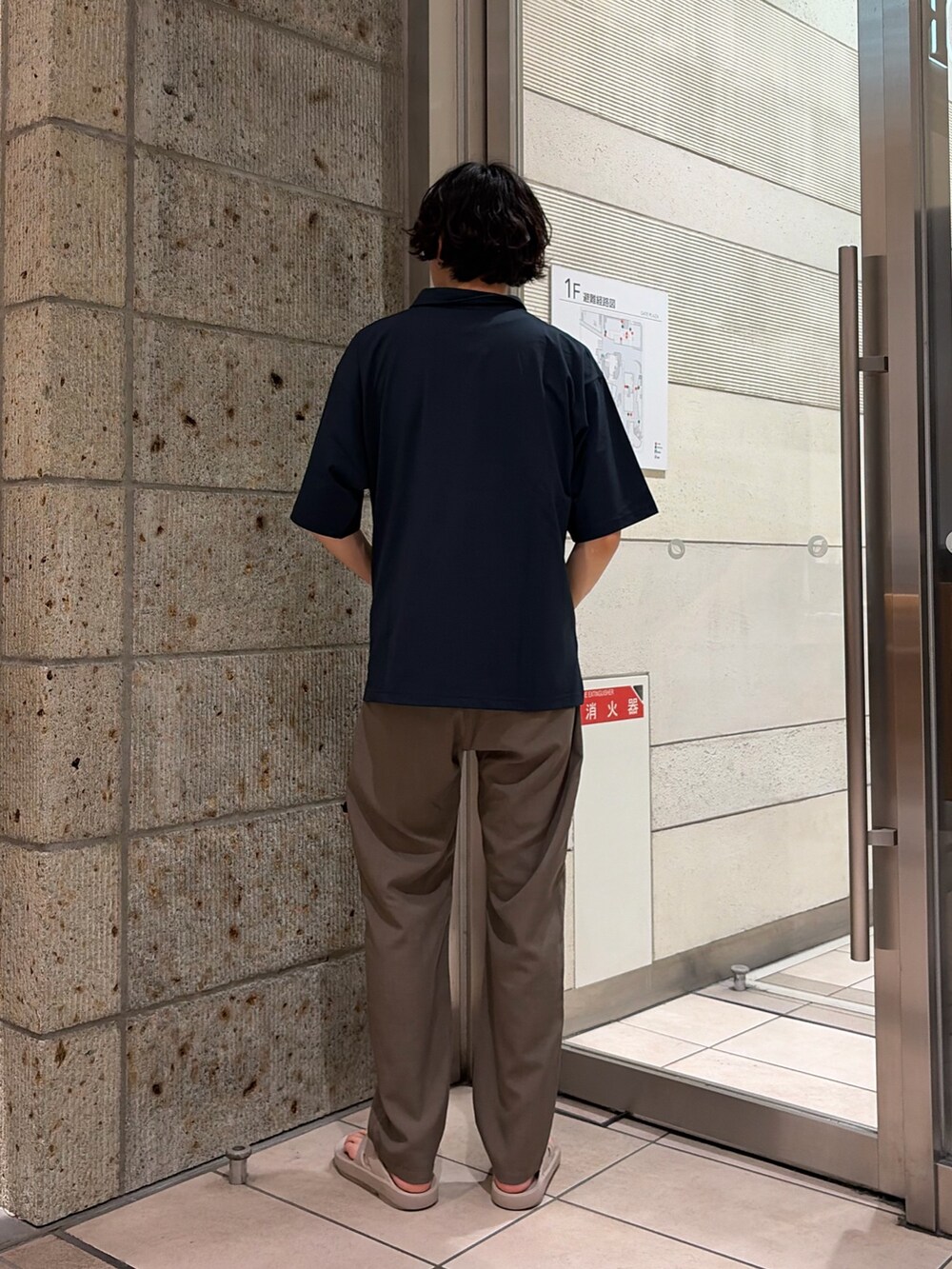 ブラウン系のその他パンツ、ベージュ系のサンダル、ブルー系のTシャツ/カットソーを着用したメンズの夏コーディネートの4枚目の写真