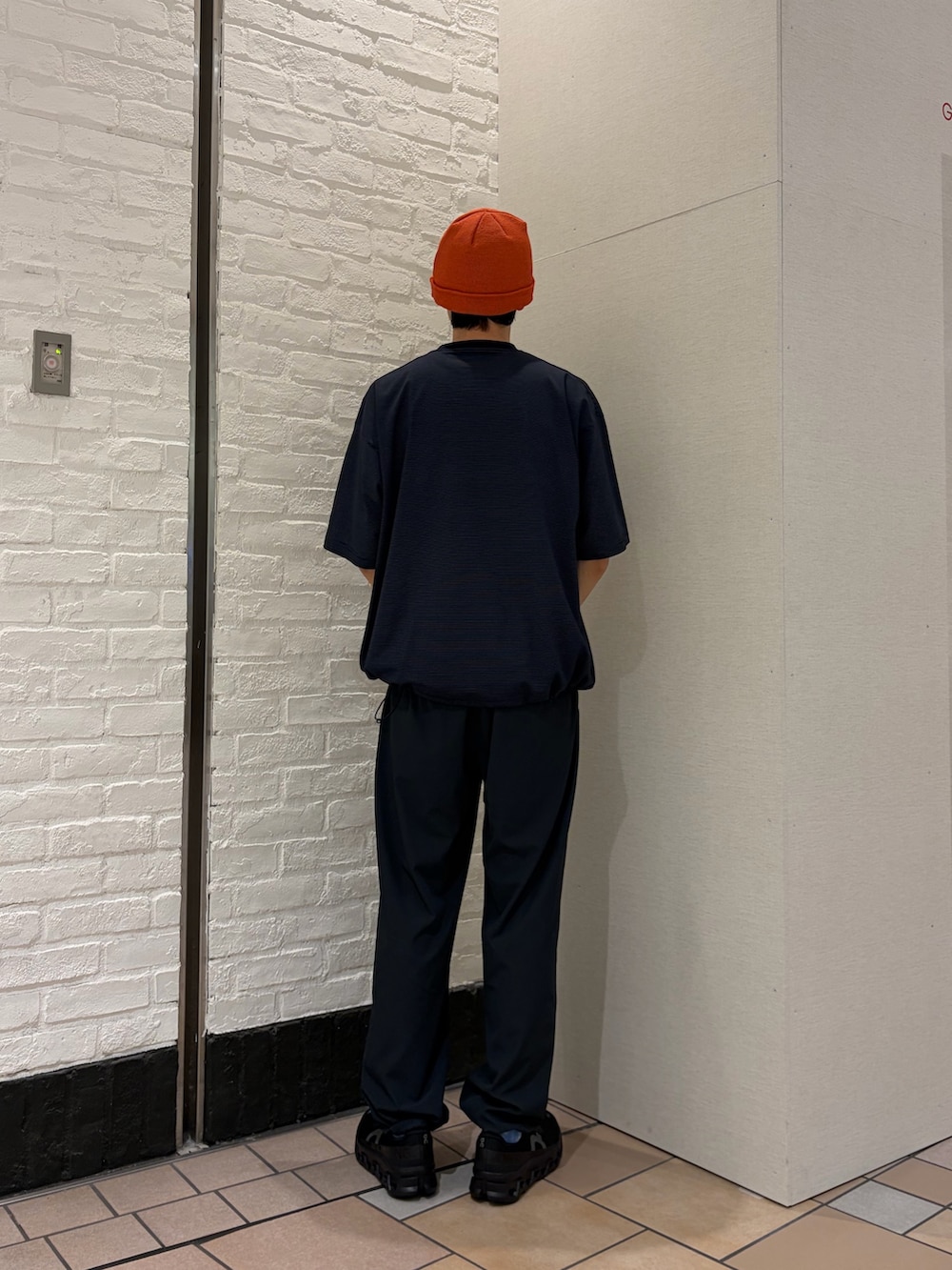 ブルー系のTシャツ/カットソー、ブラック系のスニーカー、グレー系のその他パンツを着用したメンズの春コーディネートの4枚目の写真