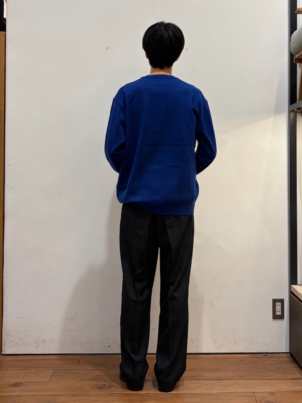 ブルー系のニット/セーター、その他のその他パンツ、ブラック系のドレスシューズを着用したメンズの秋コーディネートの5枚目の写真