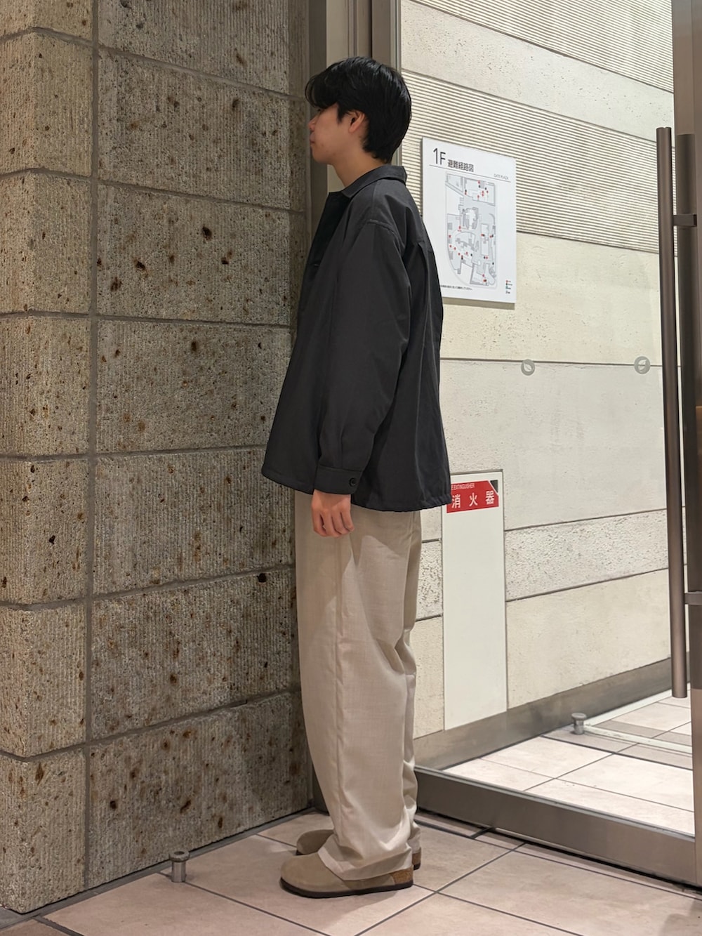 ブラック系のTシャツ/カットソー、ベージュ系のその他パンツ、グレー系のその他アウターを着用したメンズの夏コーディネートの5枚目の写真