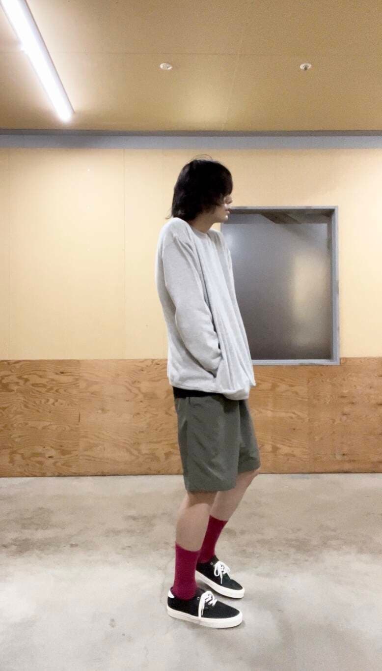 ブラック系のタンクトップ、ブラック系のスニーカー、グレー系のスウェットを着用したメンズの夏コーディネートの3枚目の写真