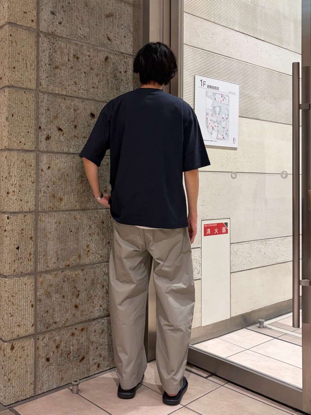 ブルー系のTシャツ/カットソー、ブルー系のサンダル、グレー系のその他パンツを着用したメンズの春コーディネートの4枚目の写真