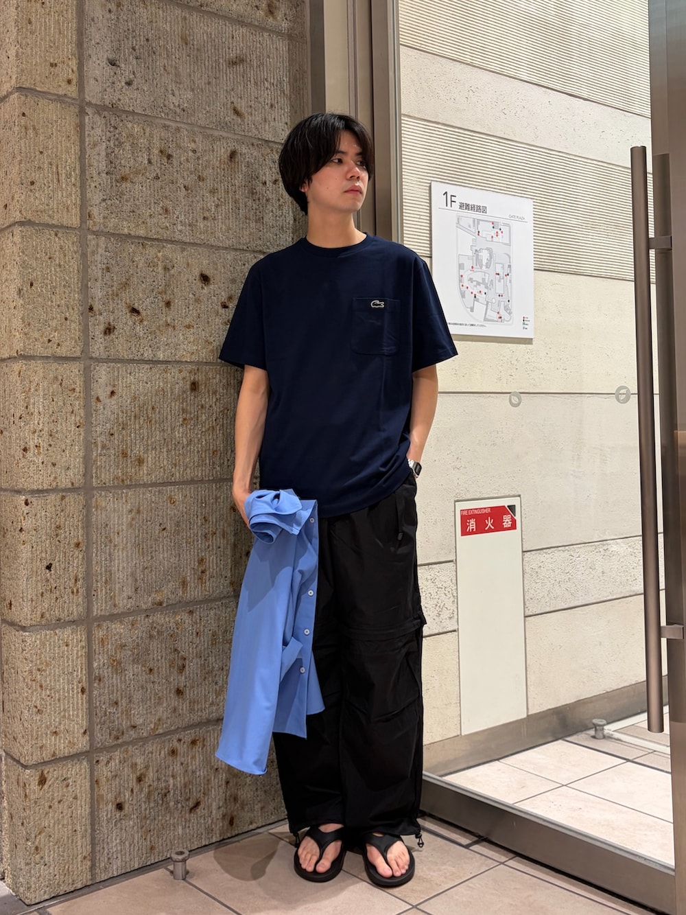 ブルー系のシャツ/ブラウス、ブラック系のサンダルを着用したメンズの春コーディネートの7枚目の写真