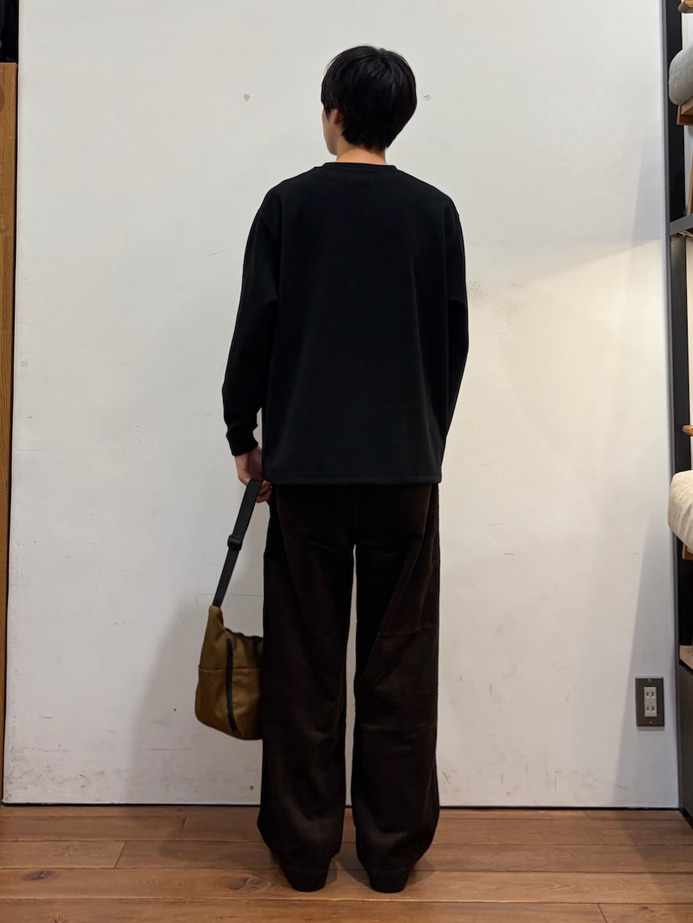 ブラック系のTシャツ/カットソー、ブラウン系のその他パンツ、ブラウン系のショルダーバッグを着用したメンズの秋コーディネートの3枚目の写真