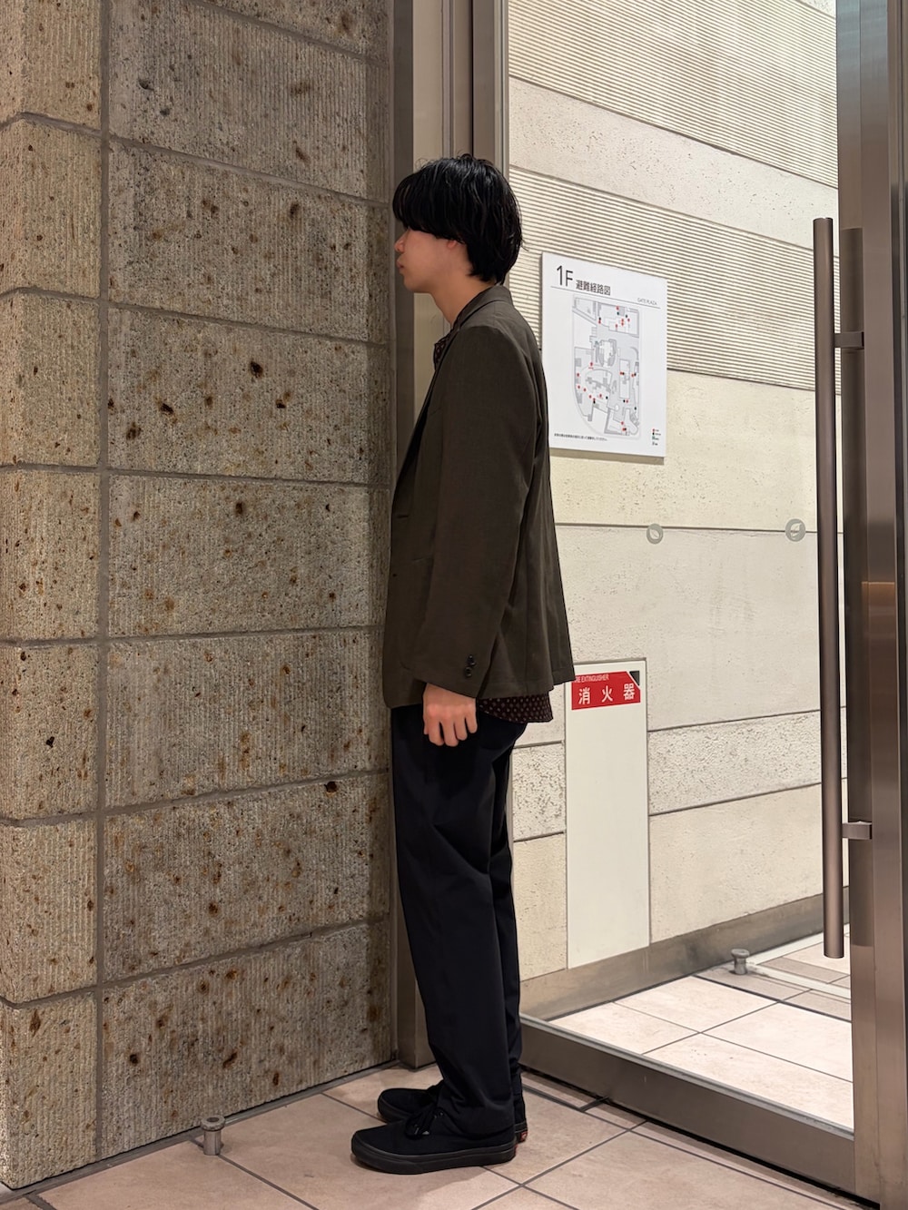 ブラック系のその他パンツ、ブラウン系のその他アウター、ブラウン系のシャツ/ブラウスを着用したメンズの春コーディネートの4枚目の写真