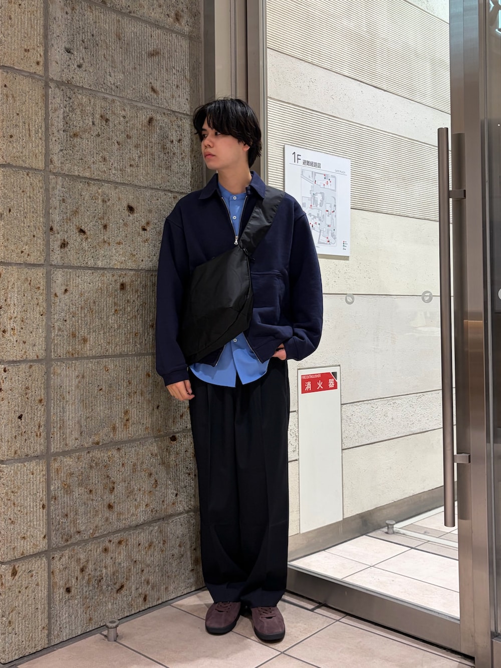 ブルー系のカーディガン/ボレロ、ブルー系のシャツ/ブラウス、ブラック系のショルダーバッグを着用したメンズの春コーディネートの3枚目の写真