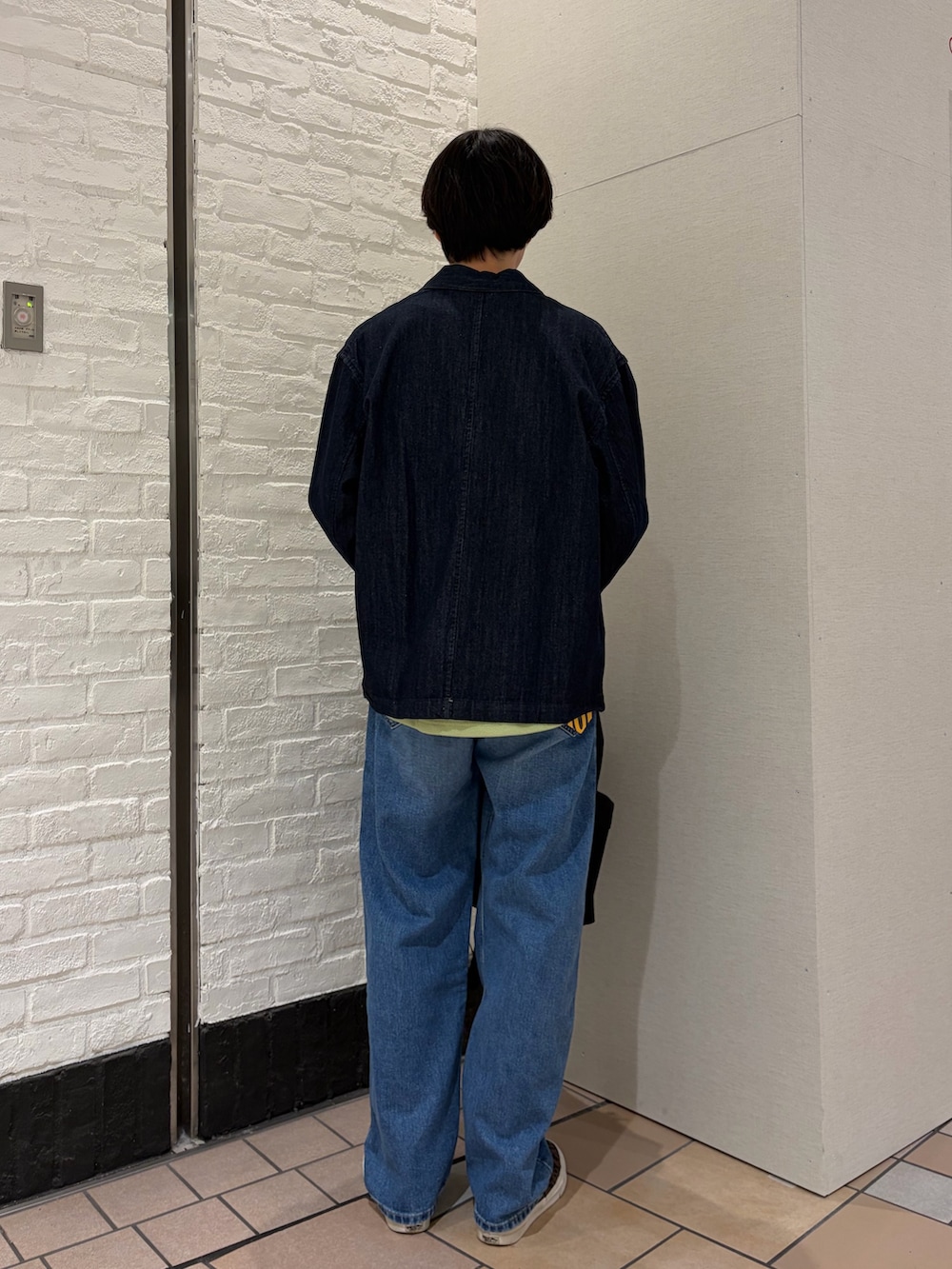 グリーン系のTシャツ/カットソー、ブルー系のカバーオール、ブルー系のデニムパンツを着用したメンズの春コーディネートの3枚目の写真