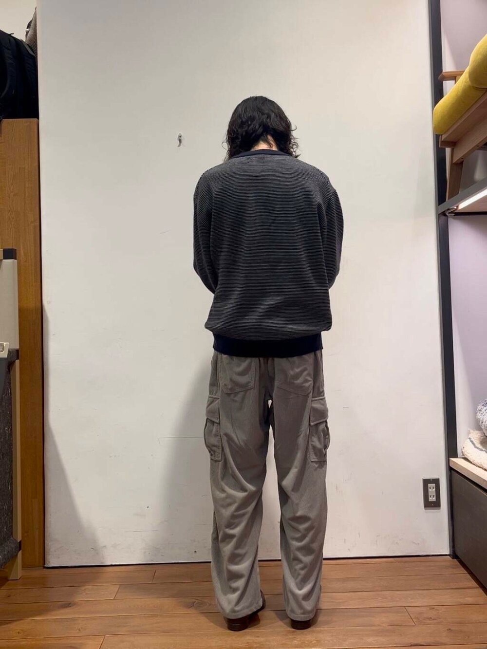 ブルー系のダウンジャケット/コート、ブルー系のニット/セーター、グレー系のその他パンツを着用したメンズの冬コーディネートの5枚目の写真