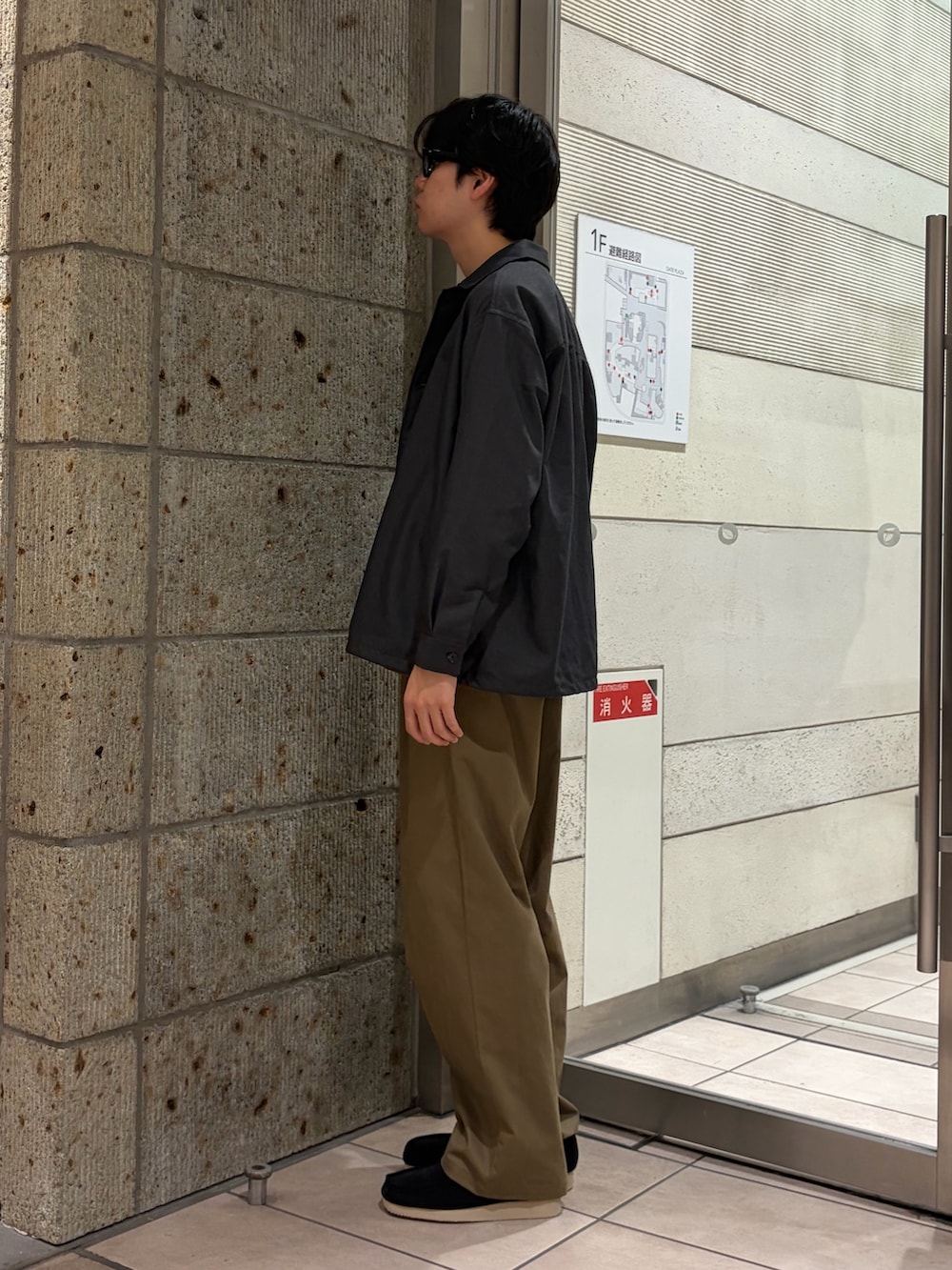 グレー系のその他アウター、ブラウン系のTシャツ/カットソー、ベージュ系のその他パンツを着用したメンズの秋コーディネートの3枚目の写真