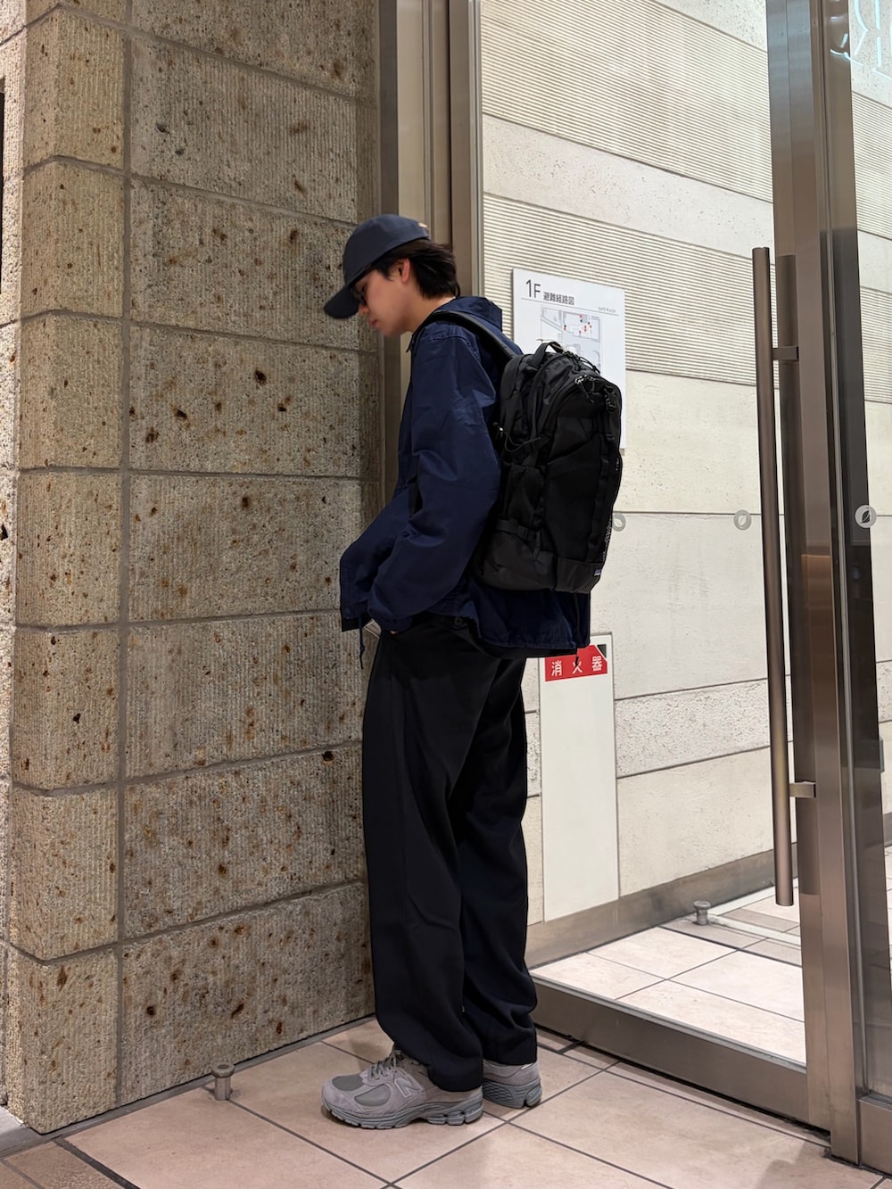 ブルー系のその他アウター、ホワイト系のTシャツ/カットソー、ブルー系のその他パンツを着用したメンズの春コーディネートの2枚目の写真