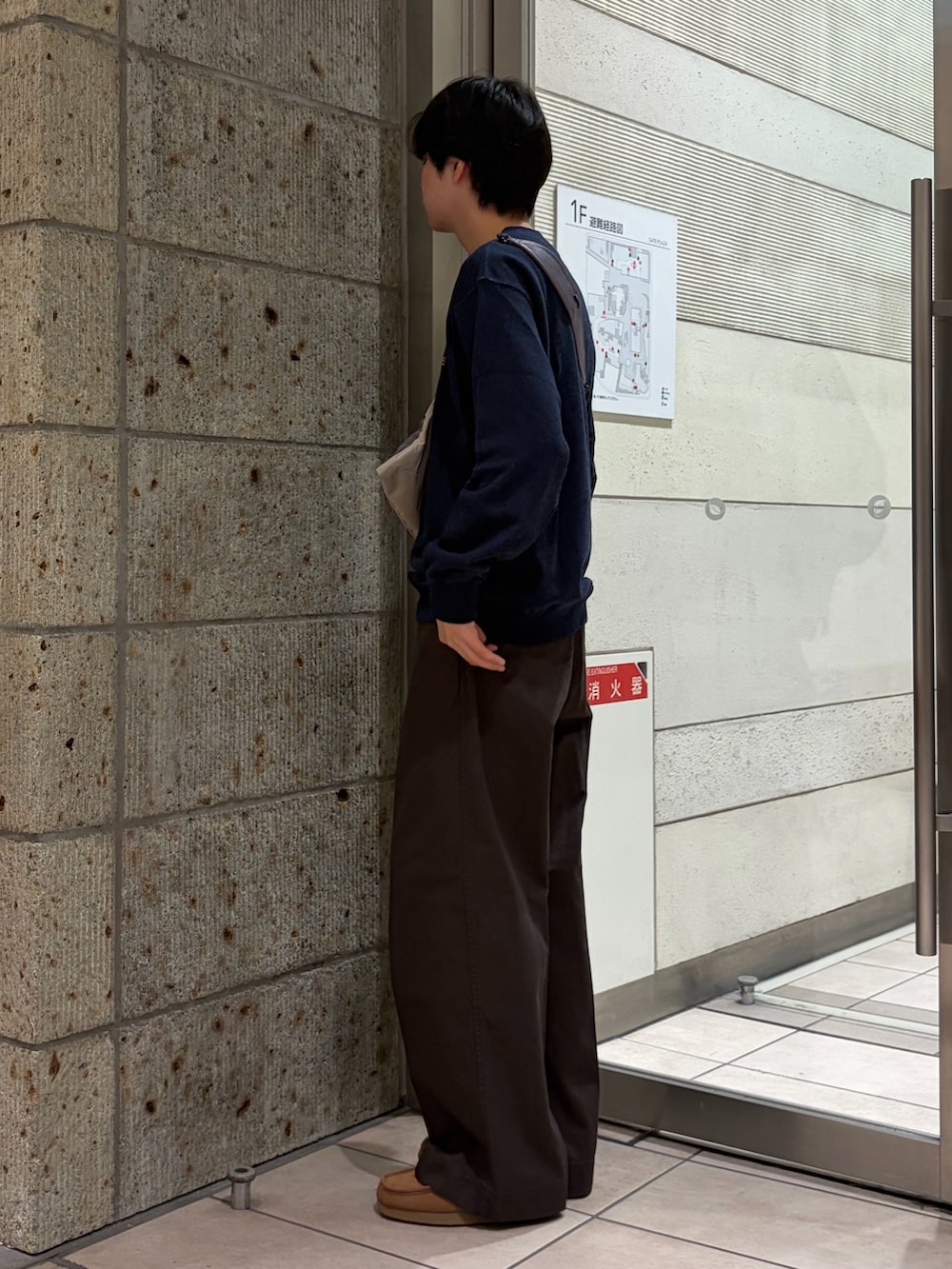ブルー系のスウェット、グレー系のショルダーバッグ、ブラウン系のその他パンツを着用したメンズの秋コーディネートの3枚目の写真