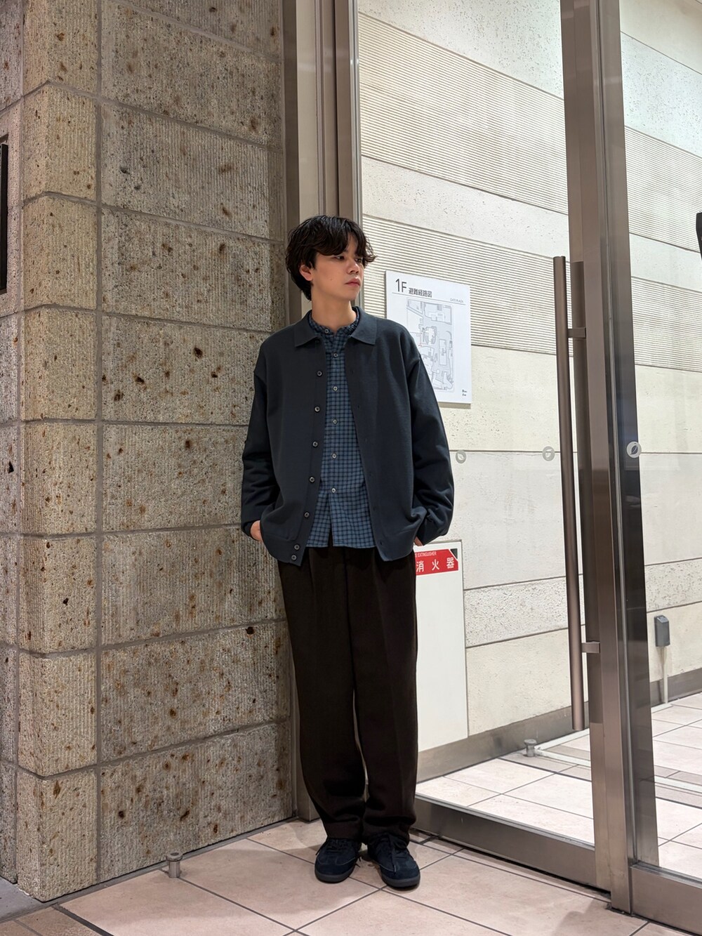 グリーン系のカーディガン/ボレロ、その他のシャツ/ブラウス、ブラック系のその他パンツを着用したメンズの冬コーディネートの3枚目の写真