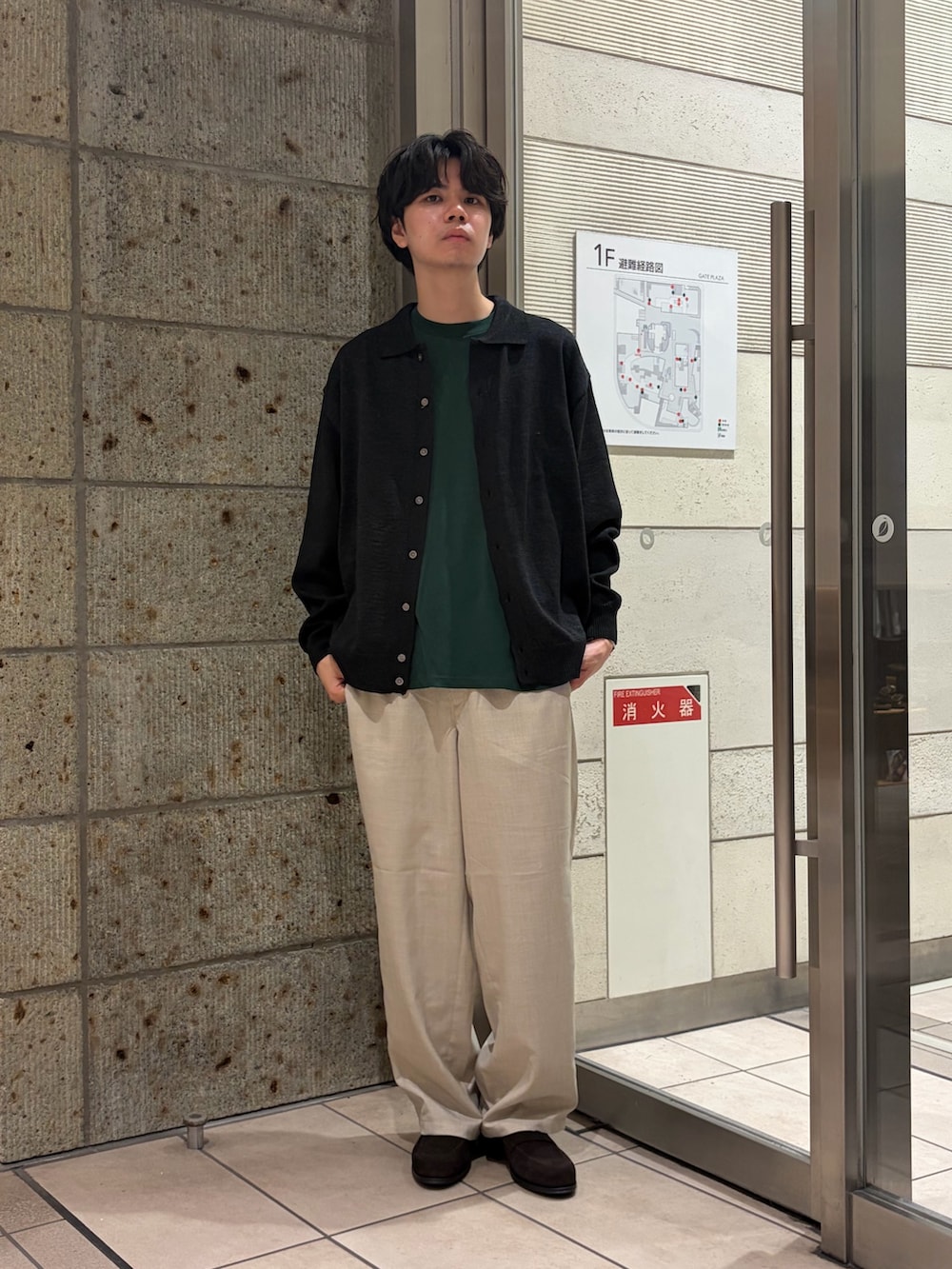 ブラック系のカーディガン/ボレロ、グリーン系のTシャツ/カットソー、ベージュ系のその他パンツを着用したメンズの夏コーディネートの2枚目の写真