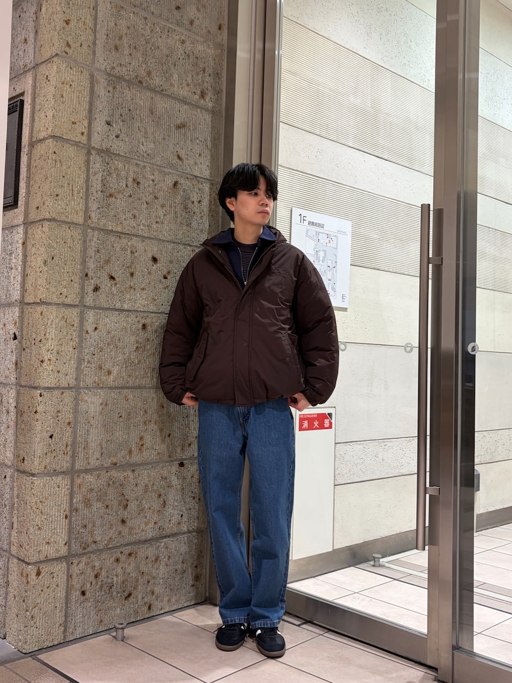 ブルー系のカーディガン/ボレロ、ブラウン系のニット/セーター、ブラウン系のその他アウターを着用したメンズの冬コーディネートの2枚目の写真