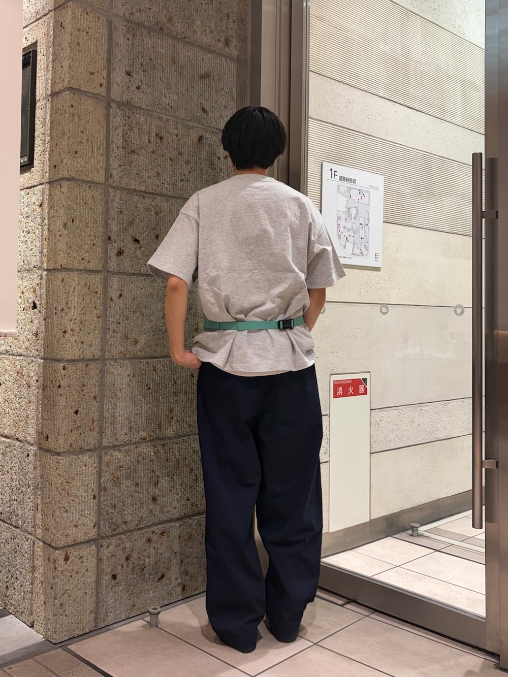 ブルー系のその他パンツ、ブラウン系のスニーカー、グレー系のTシャツ/カットソーを着用したメンズの春コーディネートの4枚目の写真