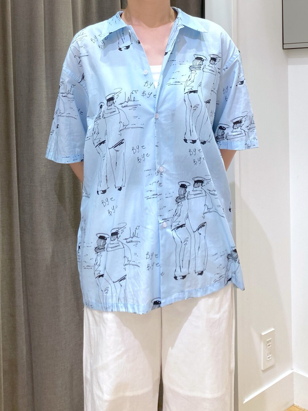 ホワイト系のキャミソール、ホワイト系のその他パンツ、ブルー系のかごバッグを着用したレディースの夏コーディネートの4枚目の写真