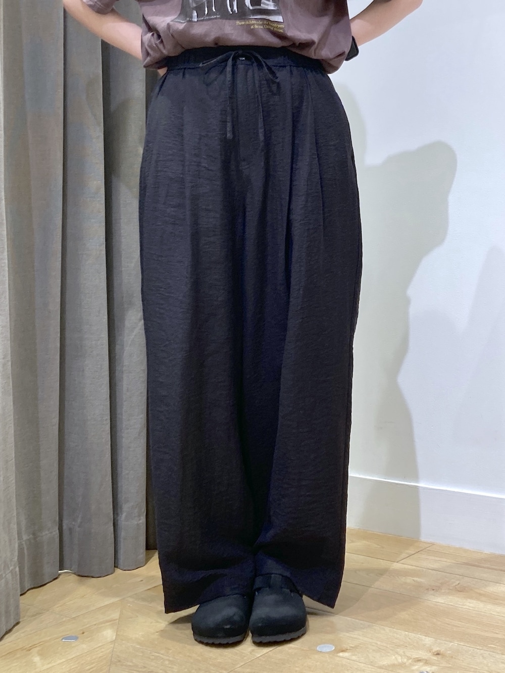 ブラウン系のTシャツ/カットソー、ブラック系のその他パンツ、ブラウン系のショルダーバッグを着用したレディースの秋コーディネートの6枚目の写真