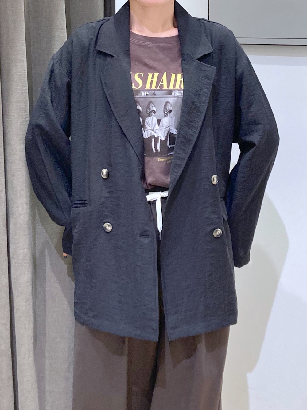 ブラック系のテーラードジャケット、ブラウン系のTシャツ/カットソー、グリーン系のその他パンツを着用したレディースの秋コーディネートの4枚目の写真