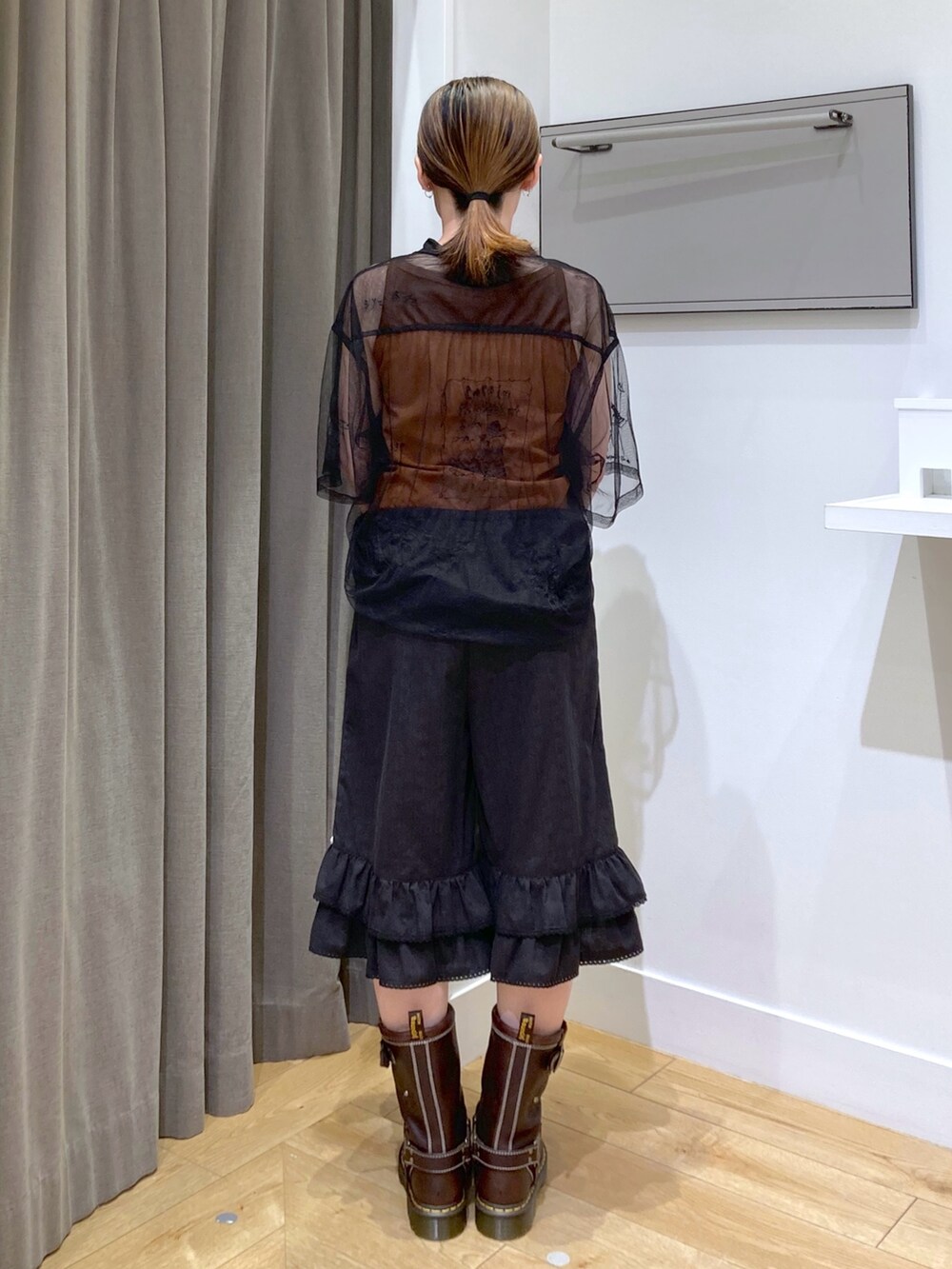 ブラック系のシャツ/ブラウス、ブラウン系のタンクトップ、ホワイト系のボストンバッグを着用したレディースの夏コーディネートの3枚目の写真
