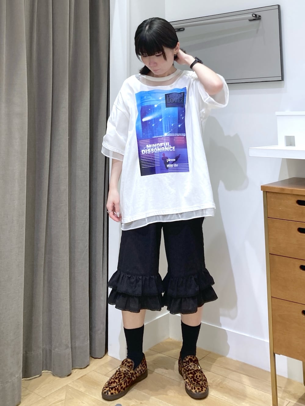 ブルー系のシャツ/ブラウス、ホワイト系のTシャツ/カットソー、ブラウン系のローファーを着用したレディースの春コーディネートの4枚目の写真