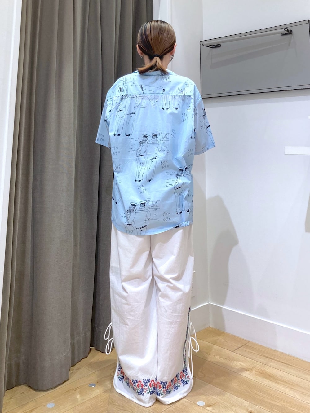 ホワイト系のキャミソール、ホワイト系のその他パンツ、ブルー系のかごバッグを着用したレディースの夏コーディネートの3枚目の写真