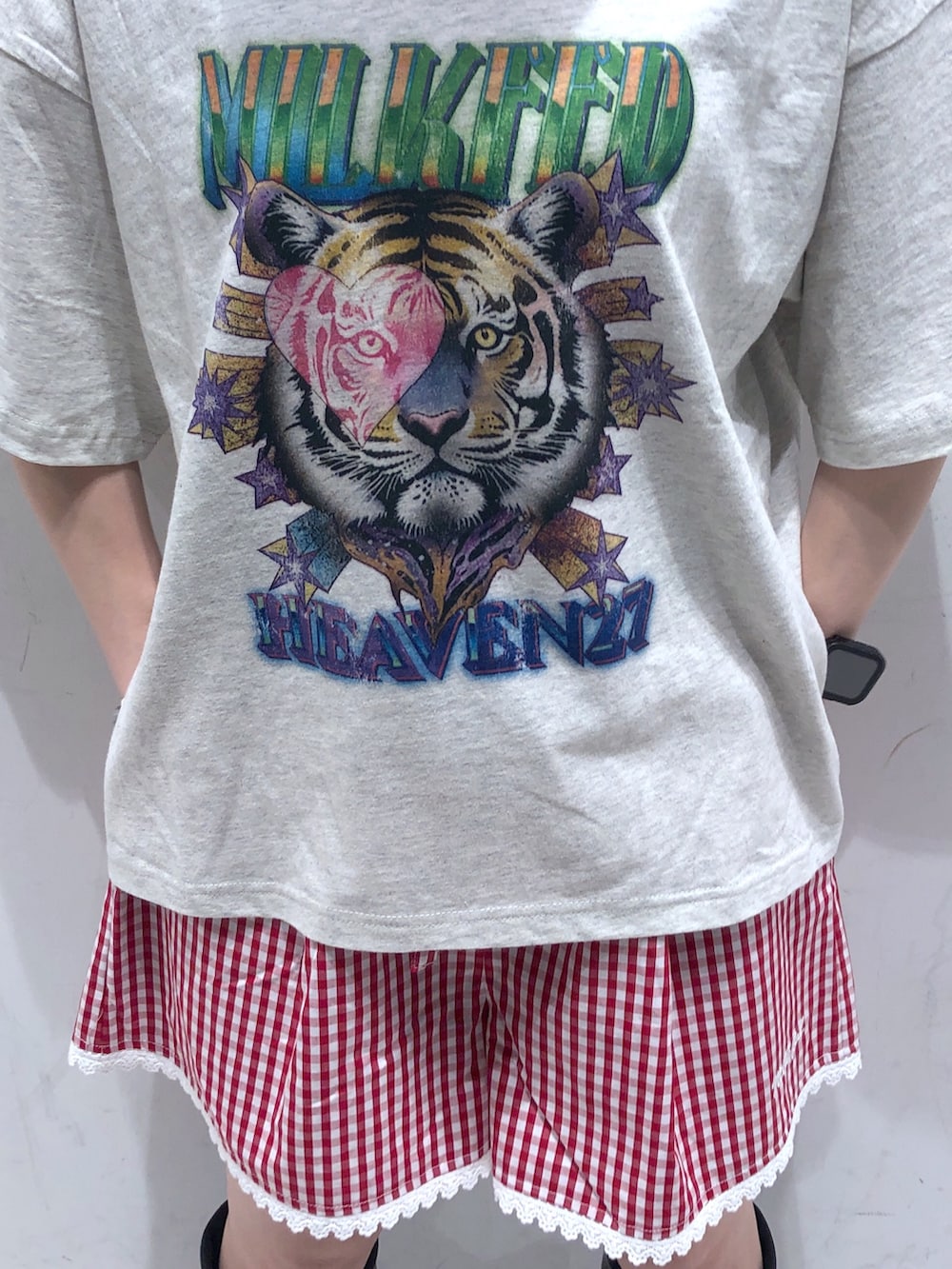 「MILKFED.、ミルクフェド、甘辛mix、アウトドアスタイル、雨の日コーデ、ヴィンテージ、古着感、ギンガムチェック、ロゴT、カラーコーデ、ショートパンツ、ブーツ」｜「MILKFED.のTIGER WIDE S/S TEE（Tシャツ/カットソー、ベージュ系）」を使った、MAMIさん（レディース・160cm）の夏コーディネートの4枚目の写真