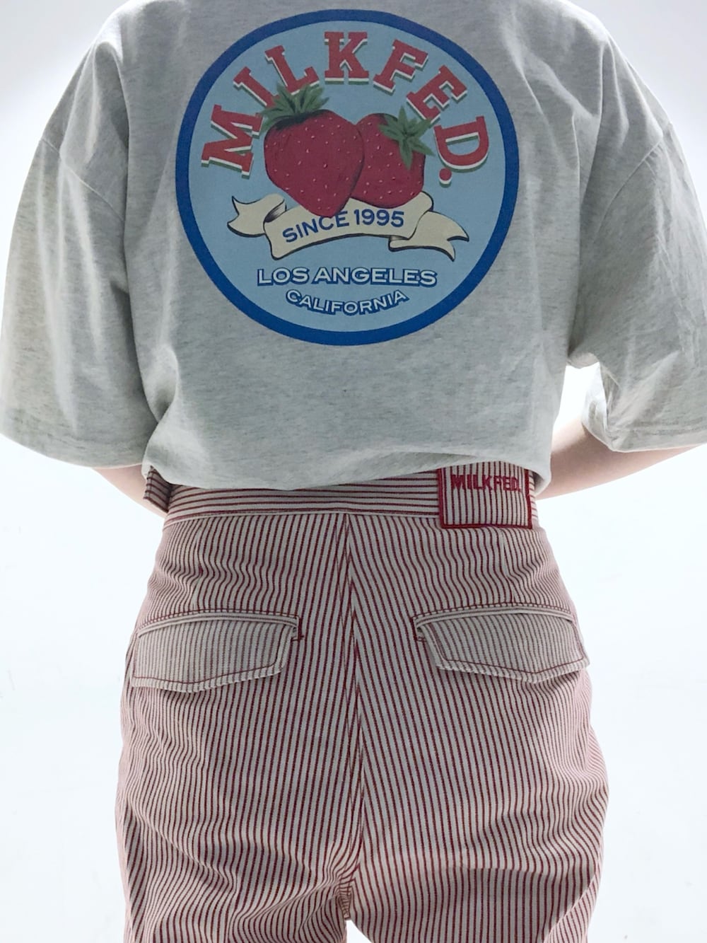 「MILKFED.、ミルクフェド、キャップ女子、Tシャツ、グラフィックＴ、いちご、レトロ、ストレートパンツ、ショルダーバッグ、フリル」｜「MILKFED.のCIRCLE STRAWBERRY LOGO S/S TEE（Tシャツ/カットソー、ベージュ系）」を使った、MAMIさん（レディース・160cm）の夏コーディネートの4枚目の写真