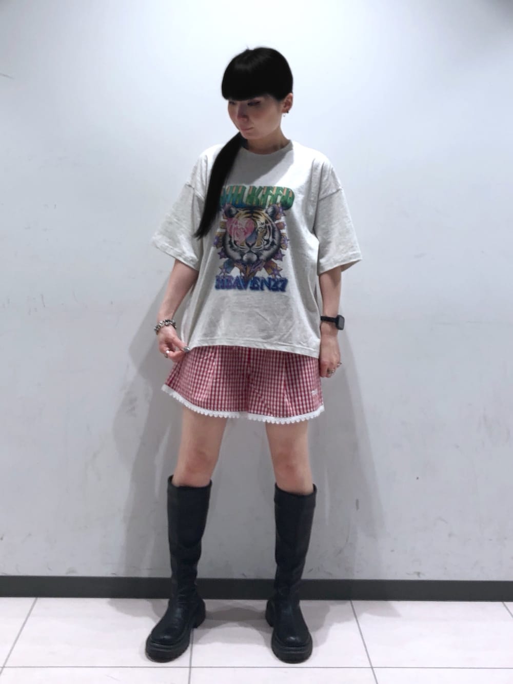 「MILKFED.、ミルクフェド、甘辛mix、アウトドアスタイル、雨の日コーデ、ヴィンテージ、古着感、ギンガムチェック、ロゴT、カラーコーデ、ショートパンツ、ブーツ」｜「MILKFED.のTIGER WIDE S/S TEE（Tシャツ/カットソー、ベージュ系）」を使った、MAMIさん（レディース・160cm）の夏コーディネートの3枚目の写真