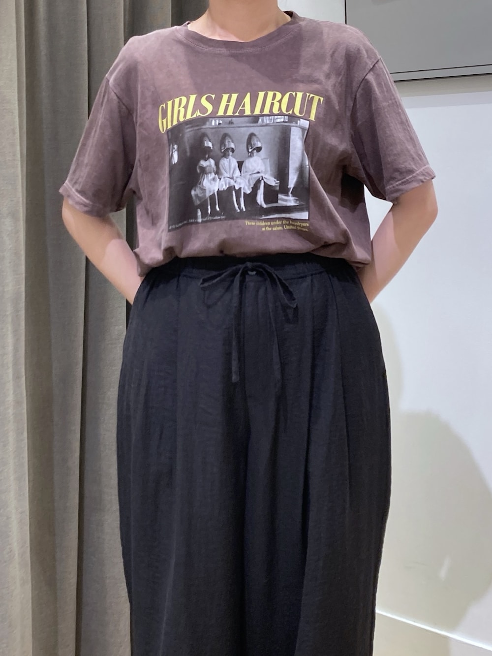 ブラウン系のTシャツ/カットソー、ブラック系のその他パンツ、ブラウン系のショルダーバッグを着用したレディースの秋コーディネートの5枚目の写真