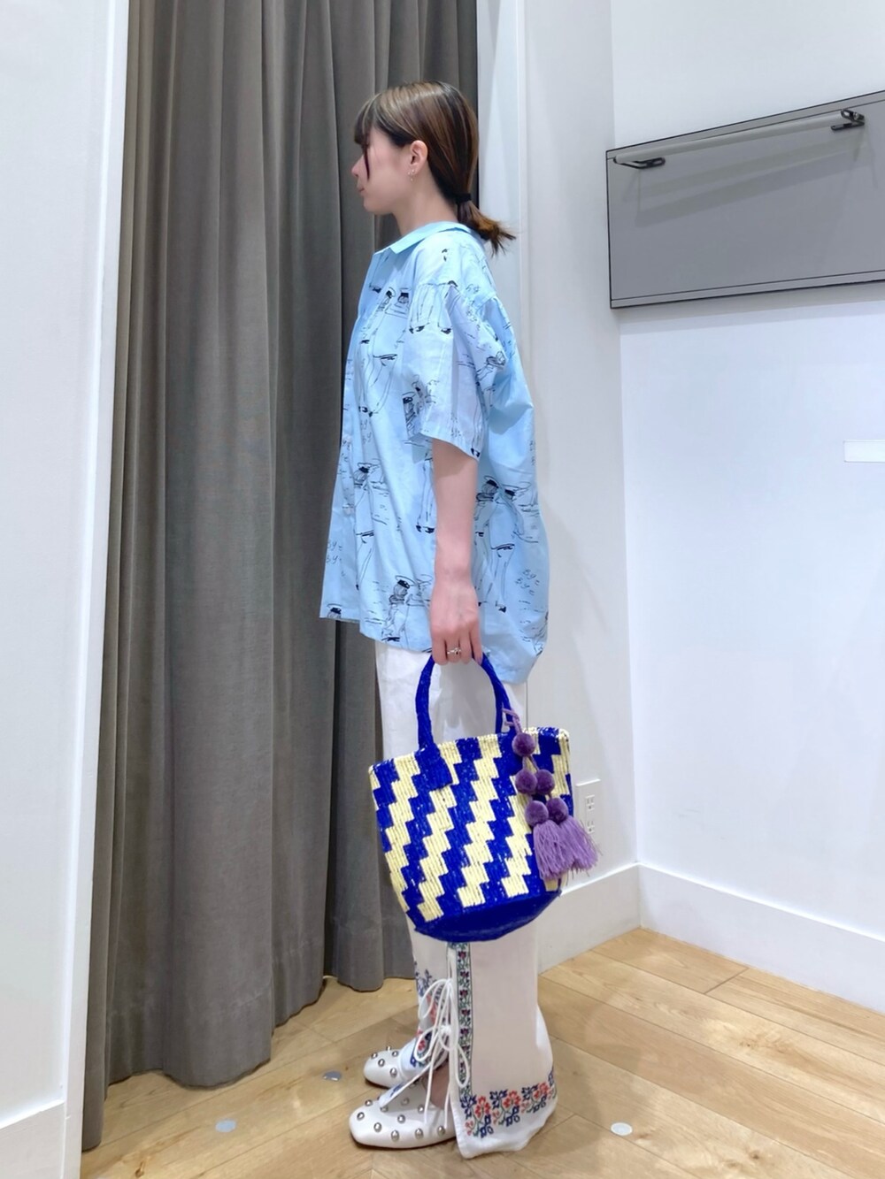 ホワイト系のキャミソール、ホワイト系のその他パンツ、ブルー系のかごバッグを着用したレディースの夏コーディネートの2枚目の写真