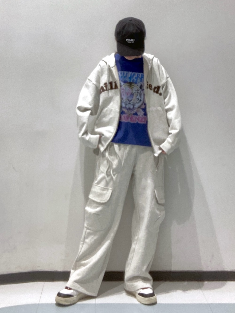 ベージュ系のスウェットパンツ、ブラック系のショルダーバッグ、ベージュ系のパーカーを着用したレディースの冬コーディネートの3枚目の写真