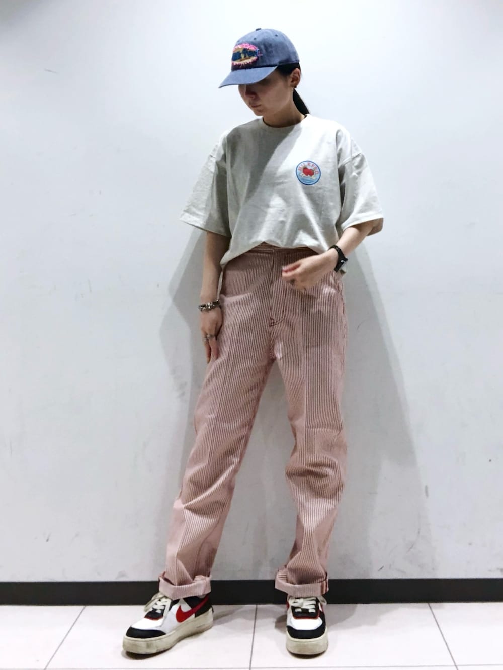 「MILKFED.、ミルクフェド、キャップ女子、Tシャツ、グラフィックＴ、いちご、レトロ、ストレートパンツ、ショルダーバッグ、フリル」｜「MILKFED.のCIRCLE STRAWBERRY LOGO S/S TEE（Tシャツ/カットソー、ベージュ系）」を使った、MAMIさん（レディース・160cm）の夏コーディネートの3枚目の写真