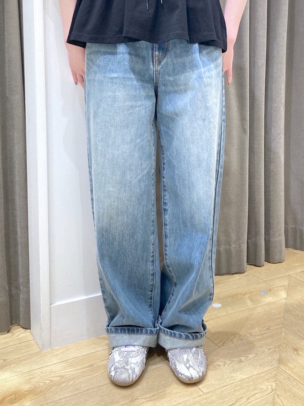ブラック系のTシャツ/カットソー、ブルー系のデニムパンツ、ブルー系のトートバッグを着用したレディースの夏コーディネートの5枚目の写真
