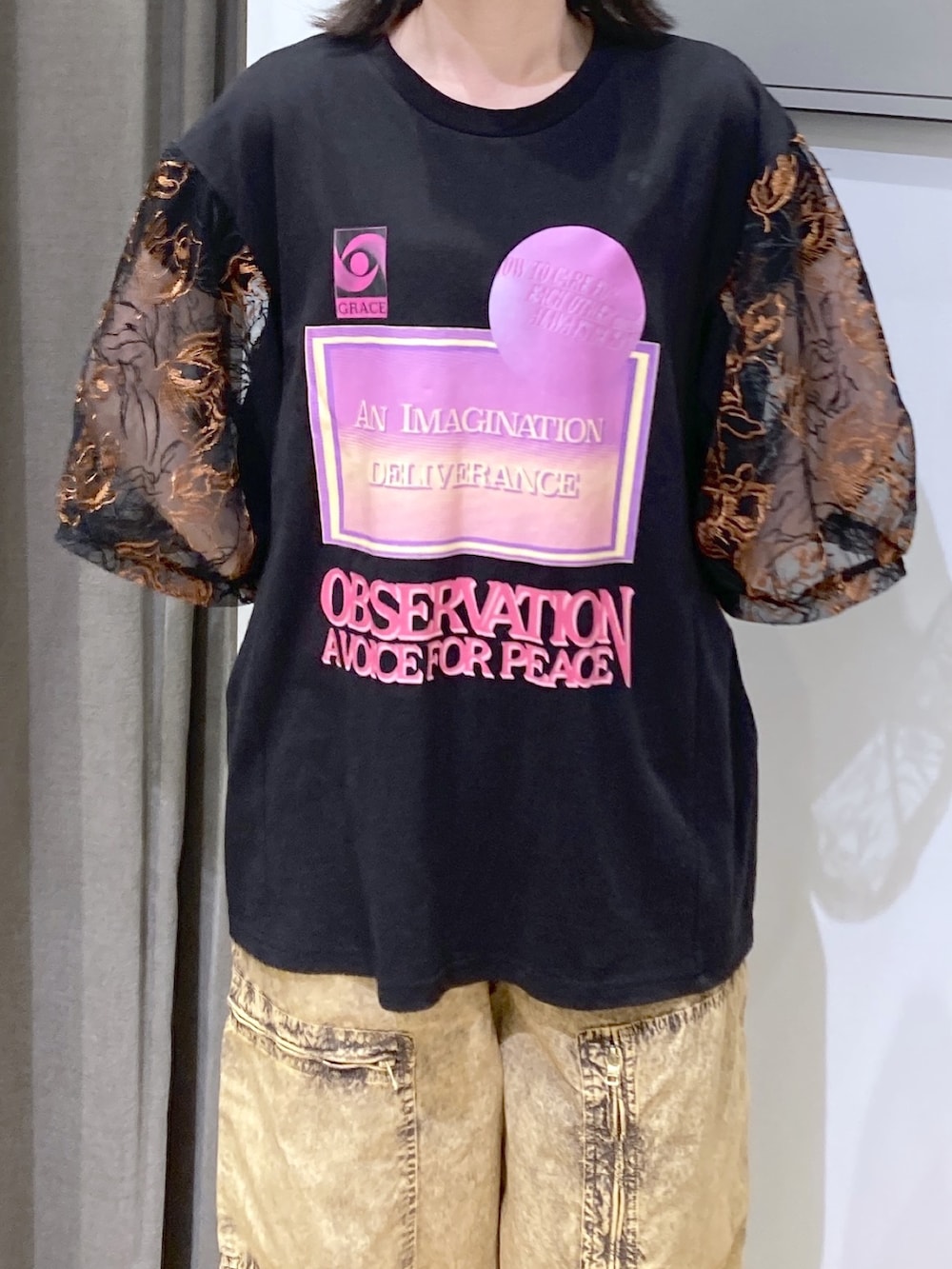 ブラック系のTシャツ/カットソー、ブラウン系のショルダーバッグ、ベージュ系のその他パンツを着用したレディースの春コーディネートの4枚目の写真
