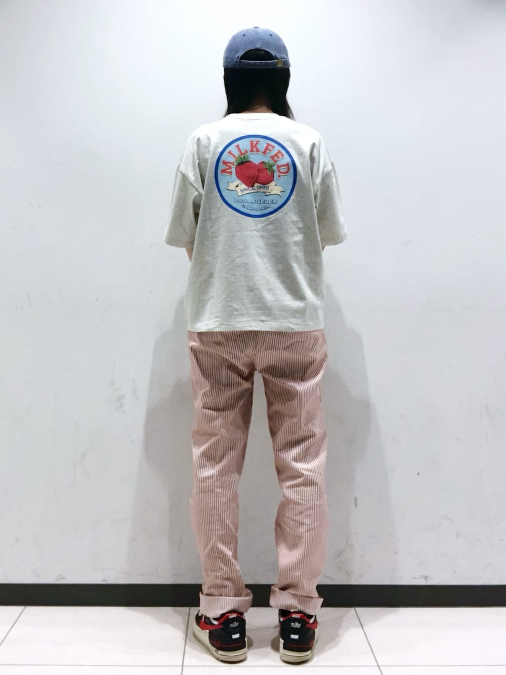 「MILKFED.、ミルクフェド、キャップ女子、Tシャツ、グラフィックＴ、いちご、レトロ、ストレートパンツ、ショルダーバッグ、フリル」｜「MILKFED.のCIRCLE STRAWBERRY LOGO S/S TEE（Tシャツ/カットソー、ベージュ系）」を使った、MAMIさん（レディース・160cm）の夏コーディネートの2枚目の写真